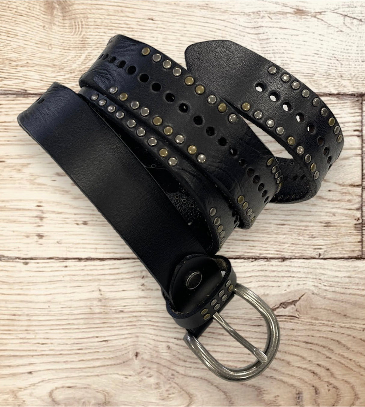 Cintura in pelle con borchie