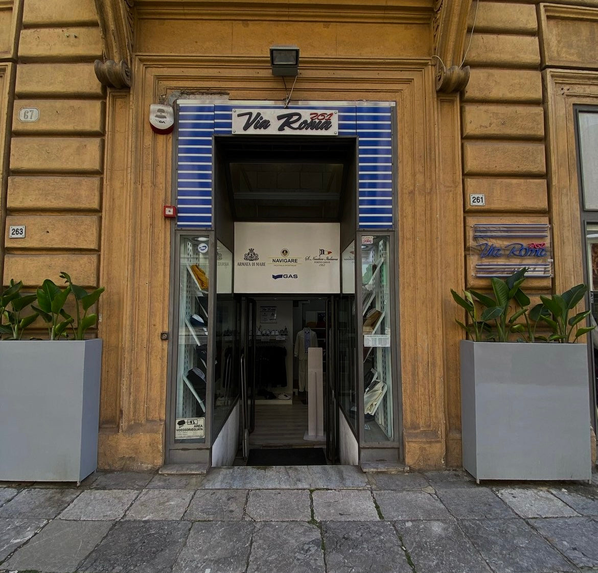 Ingresso del negozio Via Roma 261 in via Roma a Palermo, abbigliamento uomo